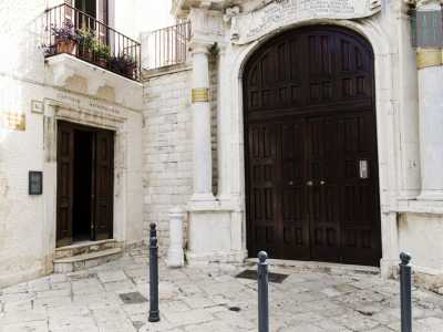 Nella piazzetta di Bisanzio e Rainaldo sorge Palazzo Efrem, oggi sede dell'Istituto di teologia ecumenico-patristica San Nicola